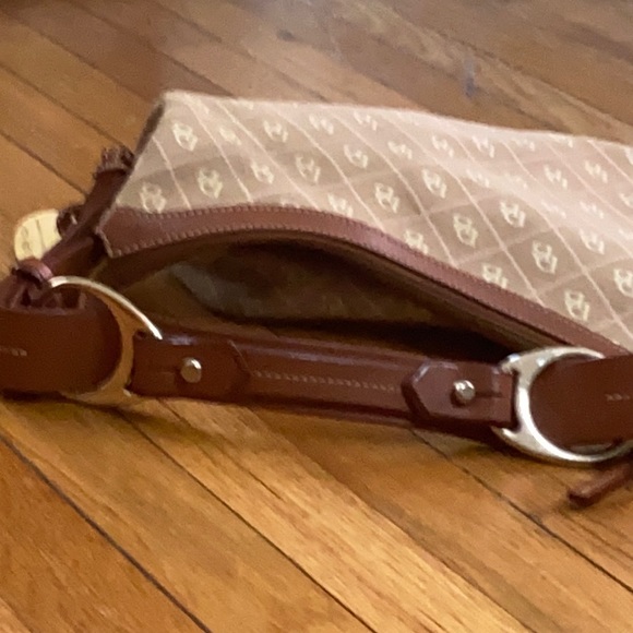 Dooney & Bourke cream and brown canvas hobo bag with leather strap preowned - Picture 12 of 12